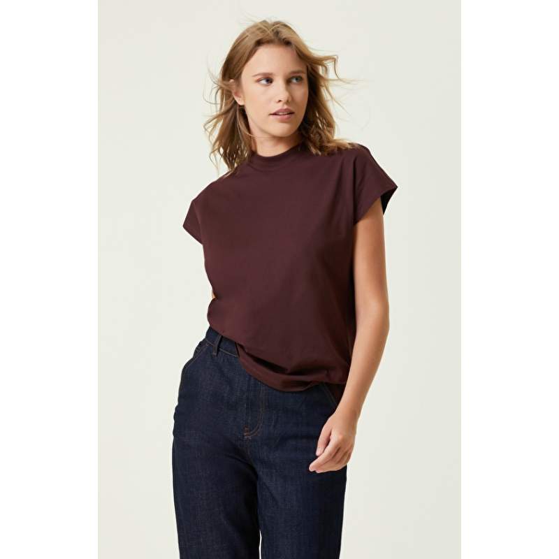 Burgundy T-shirt Burgundy T-shirt