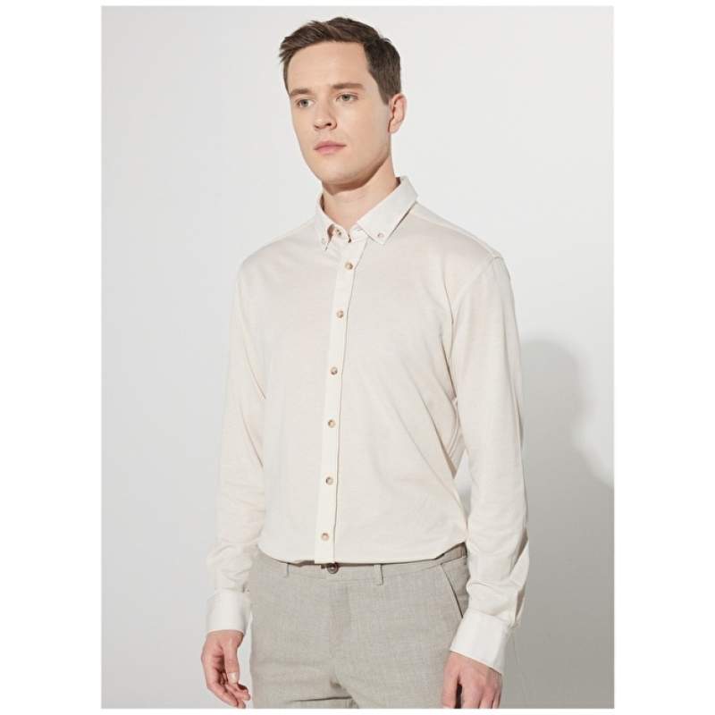 Altınyıldız Classics Comfort Fit bež muška košulja sa zakopčanim ovratnikom 4A2023200004